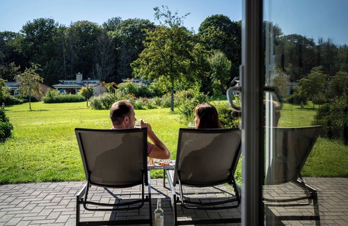 Froidchapelle House | Comfort 4-person dog bungalow in the holiday park Landal Village l'Eau d'Heure