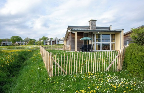Froidchapelle House | Comfort 4-person dog bungalow in the holiday park Landal Village l'Eau d'Heure