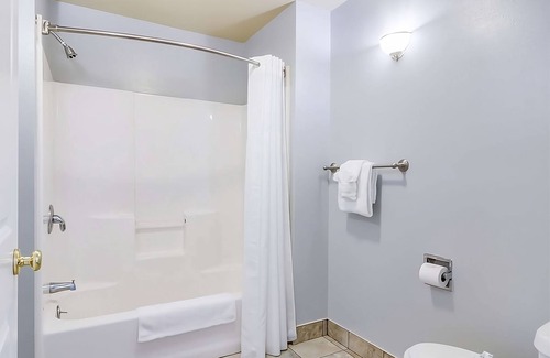 Aberdeen Resort | Comfort and Convenience in GuestHouse Montesano! Free Parking, Pet-friendly