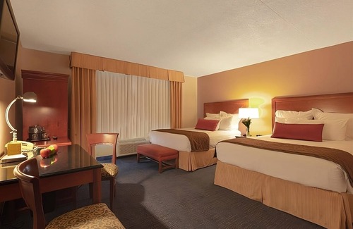 Wenatchee Hotel | Comfort and Convenience! Free Breakfast, Pet-Friendly Room, Indoor/Outdoor Pool