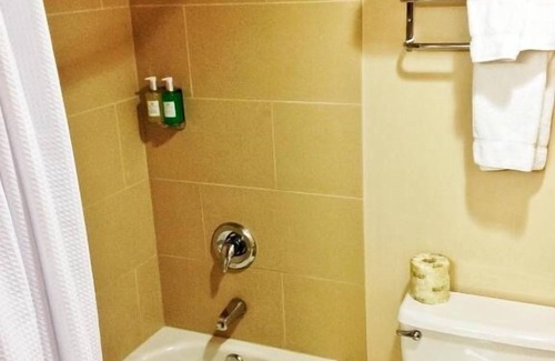 Wenatchee Hotel | Comfort and Convenience! Free Breakfast, Pet-Friendly Room, Indoor/Outdoor Pool