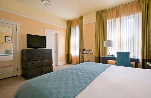 Goose Hollow Hotel | Comfort and Convenience! 2 Modern Suite, Pet-friendly Hotel with Pop-Up Cinema!