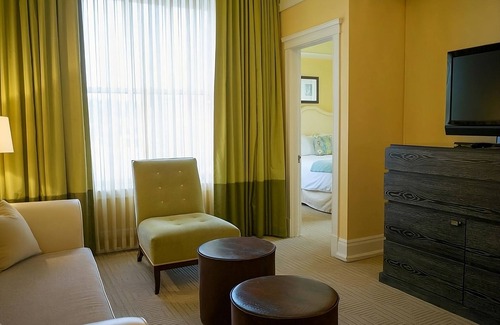 Goose Hollow Hotel | Comfort and Convenience! 2 Modern Suite, Pet-friendly Hotel with Pop-Up Cinema!