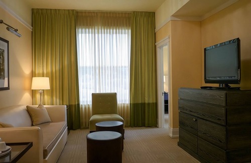 Goose Hollow Hotel | Comfort and Convenience! 2 Modern Suite, Pet-friendly Hotel with Pop-Up Cinema!