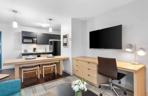 East Congress Hotel | Comfort and Convenience! 2 Comfortable Units, Near Congress Avenue Bridge