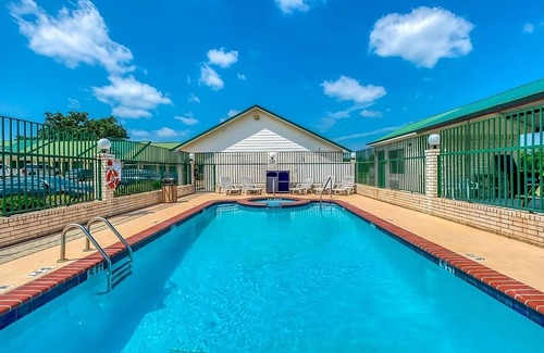 Sweet Home House | Comfort and Convenience! Pool, FREE Parking and Breakfast! Near Dragon House!
