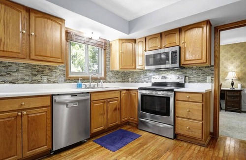East Lansing House | Comfort and Space near MSU