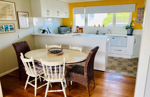 Invercargill House | Comfort at Rosedale Retreat