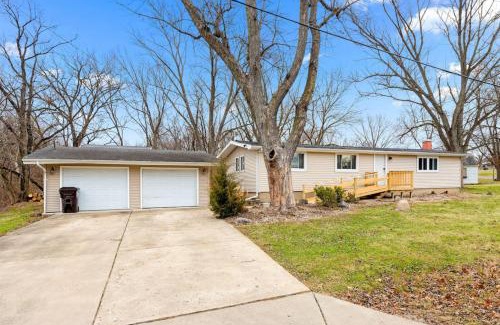 Creve Coeur House | Comfort Cabin - 2BD Family Getaway in Creve Coeur