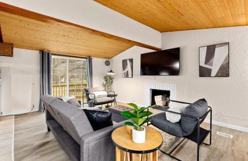 Creve Coeur House | Comfort Cabin - 2BD Family Getaway in Creve Coeur