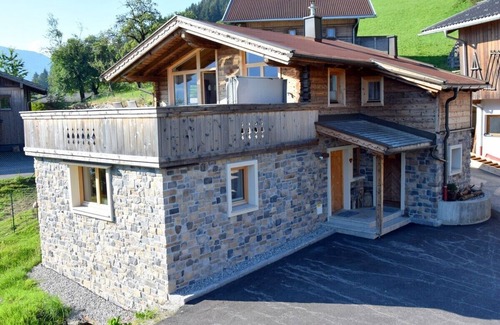 Emberg Ski Chalet | Comfort Chalet Mühle - SKI in/SKI out, Sauna-Jacuzzi - by "wachterhof"