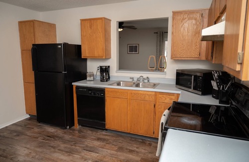 Kokomo House | Comfort & Cozy 3BED 2 BATH in a Quiet Neighborhood - Kid Friendly