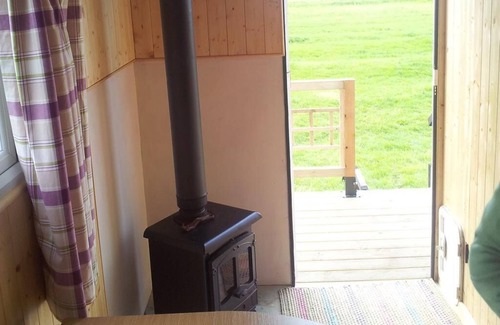 Severn Stoke Apartment | Comfort Double Shared Bathroom with Park View