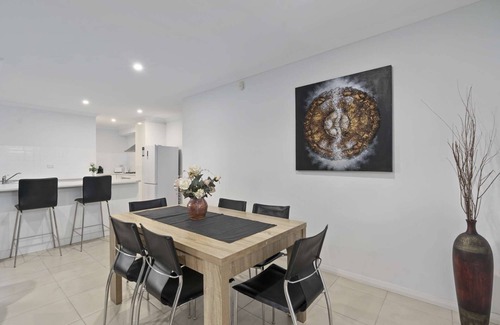 Kewdale House | Comfort Escape near City/Crown/Parks/DFO/Airport