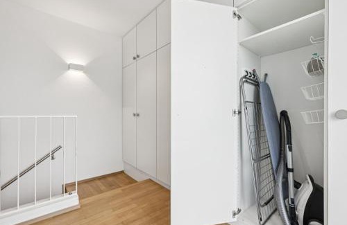 Root Apartment | COMFORT HOMES - Premium Apartments - 15' Lucerne - Washer & Dryer - Public Transport - Parking