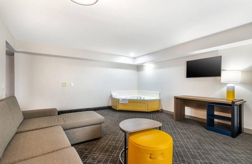 Chesterfield Hotel | Comfort Inn & Suites Chesterfield - St. Louis