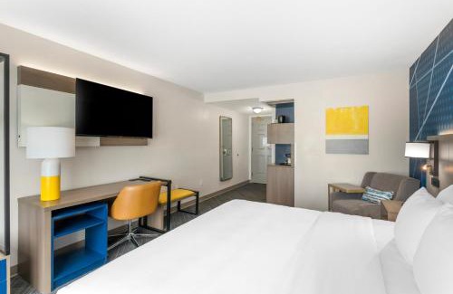 Coliseum Central Hotel | Comfort Inn & Suites Hampton near Coliseum