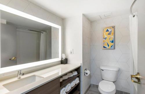Coliseum Central Hotel | Comfort Inn & Suites Hampton near Coliseum