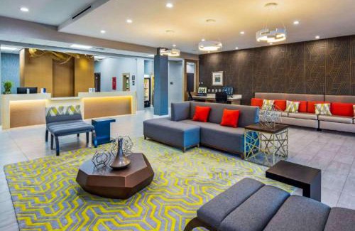 Houston Hotel | Comfort Inn & Suites Houston I-45 North - IAH