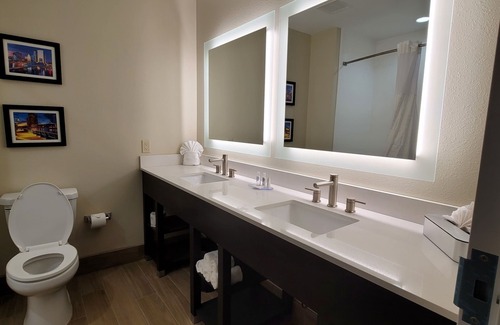 Westside Hotel | Comfort Inn & Suites Jacksonville - Orange Park Near Naval Air Station
