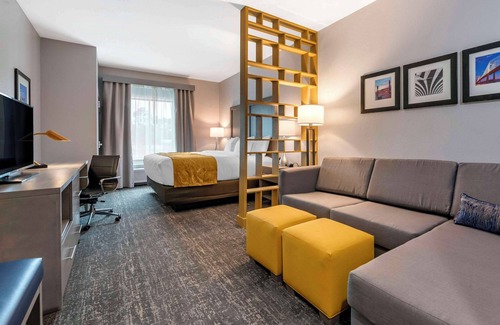 Westside Hotel | Comfort Inn & Suites Jacksonville - Orange Park Near Naval Air Station