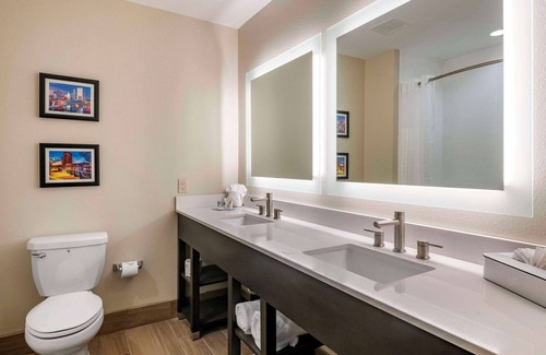 Westside Hotel | Comfort Inn & Suites Jacksonville - Orange Park Near Naval Air Station