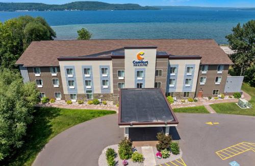 Munising Hotel | Comfort Inn & Suites Munising-Lakefront