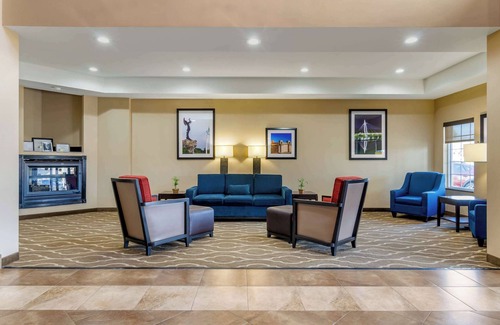 Newton Hotel | Comfort Inn & Suites near Bethel College