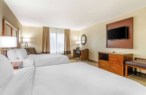 Newton Hotel | Comfort Inn & Suites near Bethel College
