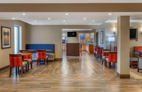 Rochelle Hotel | Comfort Inn & Suites Rochelle - DeKalb