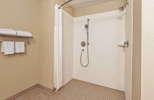 Whitehall Hotel | Comfort Inn Whitehall near Michigan's Adventure