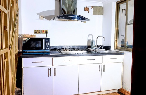 Muthaiga Apartment | comfort live in, 15 minute drive from town, proximity to Nairobi national park.