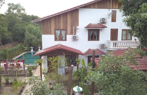 Sangkat Sla Kram Villa | COMFORT PRIVATE 5 BEDROOM HOUSE NEAR AGNKOR PARK + BREAKFAST