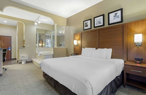 Barker Hotel | Comfort Suites Houston NW - Vintage Park