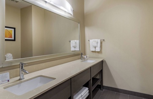 Barker Hotel | Comfort Suites Near Sam Houston Race Park.