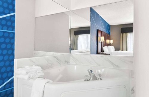 Southfield Hotel | Comfort Suites Southfield/Detroit