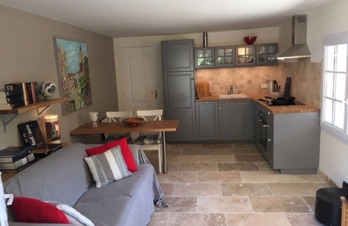 Massebœuf Apartment | Comfortable pied-a-terre, in Provence, private pool on large wooded grounds