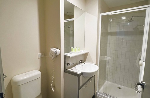 Carlton South Apartment | Comfortable 1-Bedroom Apartment in Melbourne CBD | Free Wi-Fi