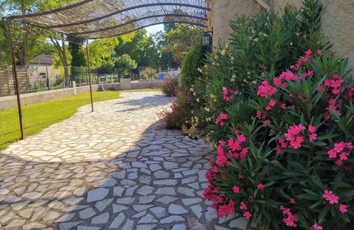 La Barben House | Comfortable 110m² air-conditioned gîte in the heart of Provence