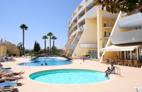 Albardeira House | Comfortable 2 Bedroom Apartment w/Pool + Children Park + Near Beach & Town,WiFi
