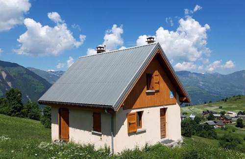 Albiez-le-Vieux Ski Chalet | Comfortable 2* chalet with pellet stove and garden, pet-friendly