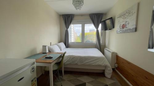 Westbourne Apartment | Comfortable 2BR London Stay 4 Beds Sleeps 5