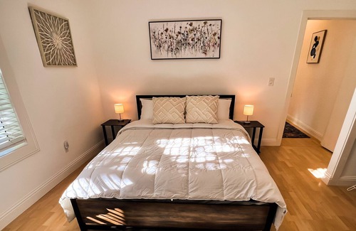 North Oak Park Apartment | Comfortable 2BR with Spacious Deck! 7 mins to Sacramento Midtown/Downtown