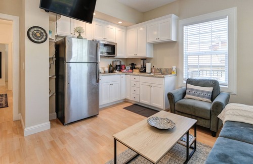 North Oak Park Apartment | Comfortable 2BR with Spacious Deck! 7 mins to Sacramento Midtown/Downtown