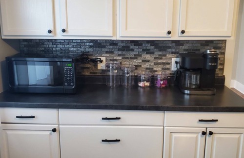 Wapakoneta House | Comfortable 3 Bedroom Home, Free Parking, WIFI