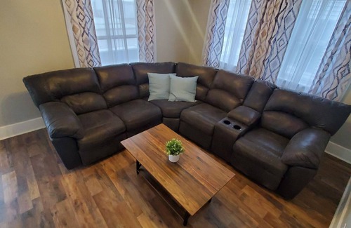 Wapakoneta House | Comfortable 3 Bedroom Home, Free Parking, WIFI