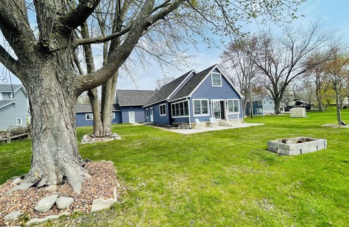 Manitou Beach-Devils Lake House | Comfortable 3-bedroom lake house with AC, WiFi on Devils Lake in Addison, MI.