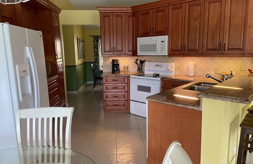Deerfield Beach House | Comfortable 3-bedroom waterfront villa with heated pool