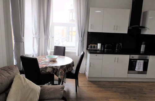 Paisley Apartment | Comfortable 4 bed Apt in Paisley Next to Station