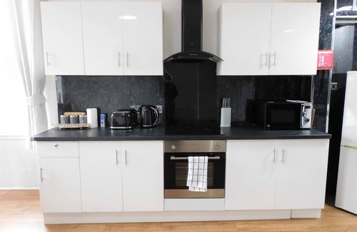 Paisley Apartment | Comfortable 4 bed Apt in Paisley Next to Station